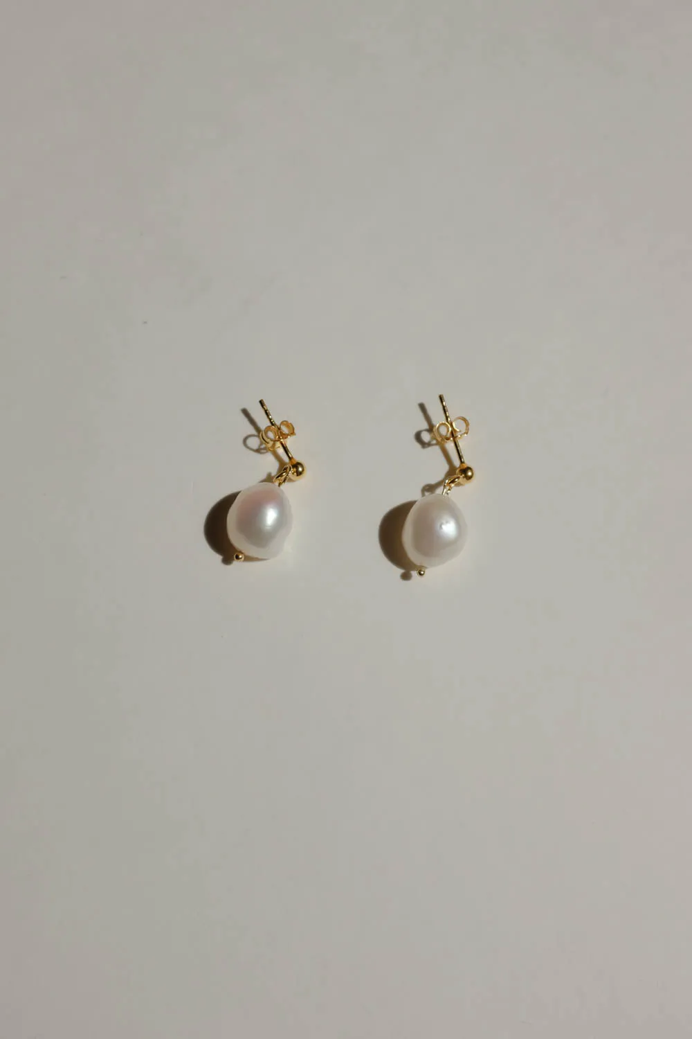 0030_SIMPLE SMALL PEARL EARRINGS