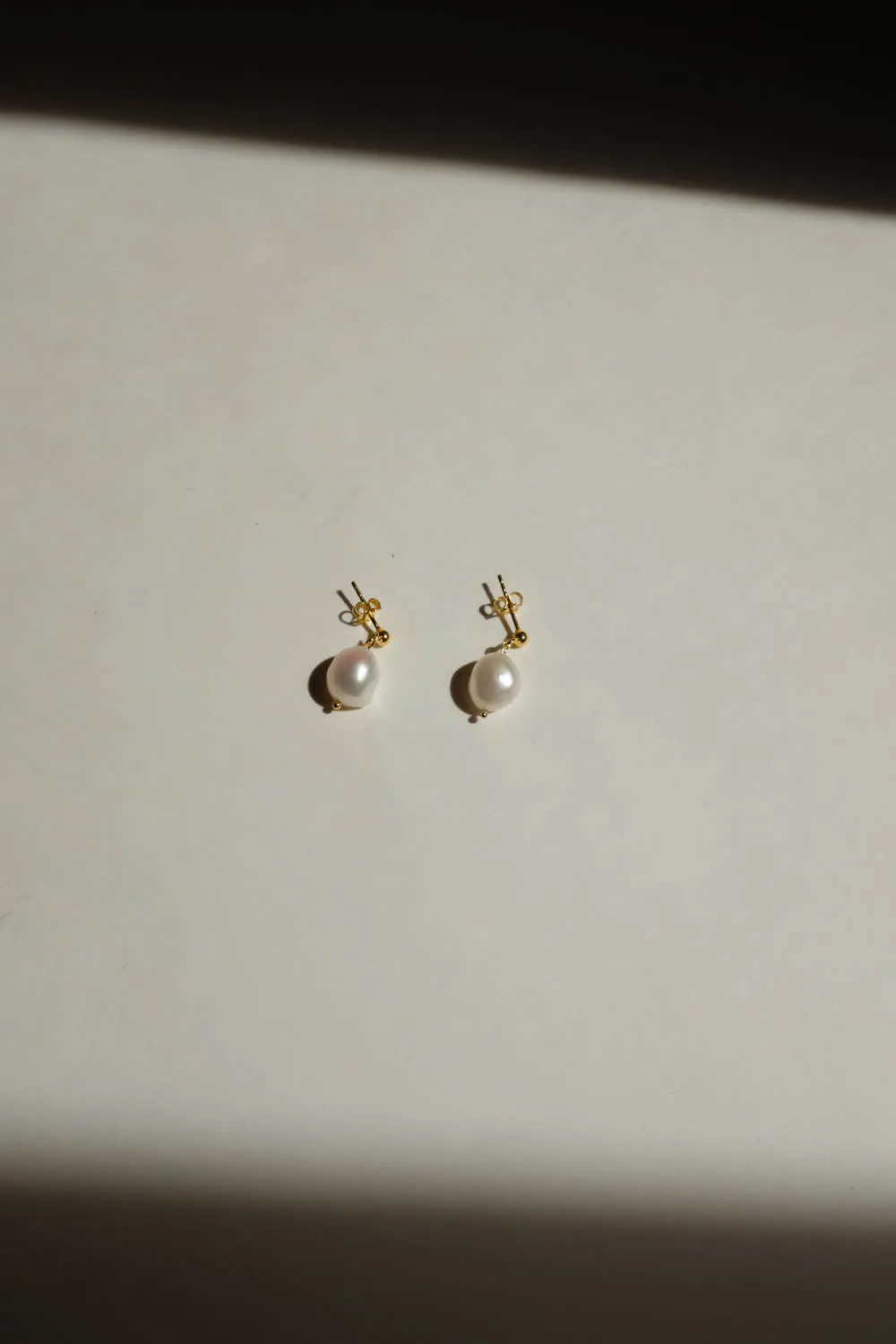 0030_SIMPLE SMALL PEARL EARRINGS