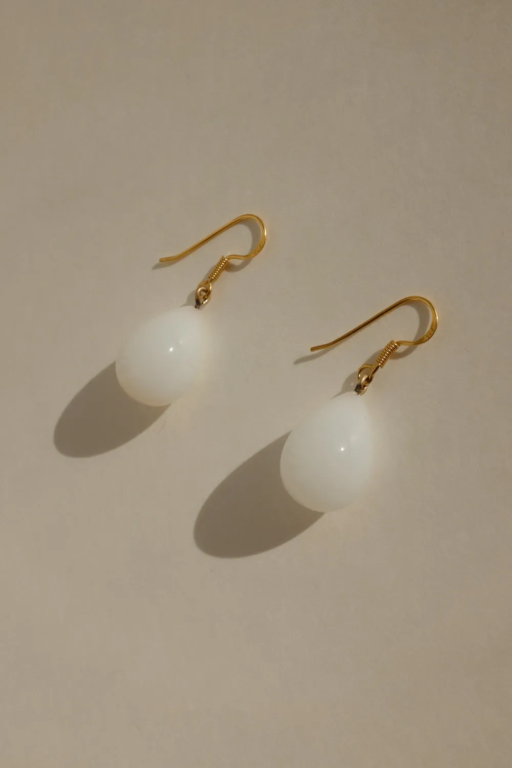 DROP WHITE GLASS VINTAGE EARRINGS