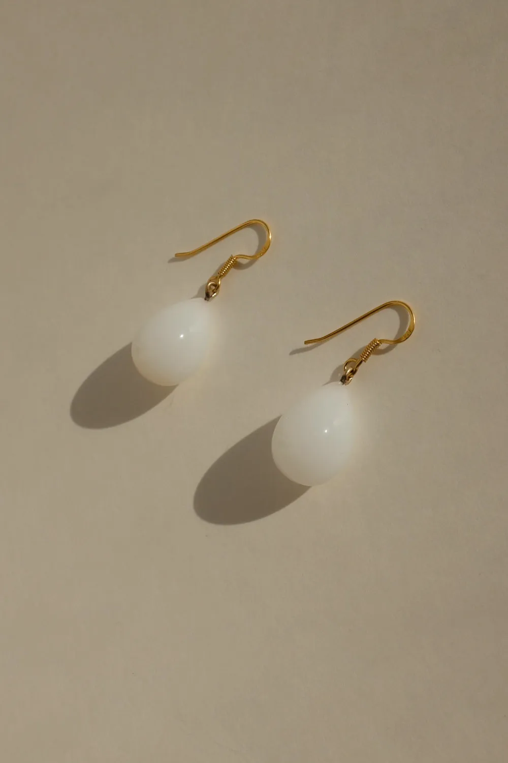 DROP WHITE GLASS VINTAGE EARRINGS