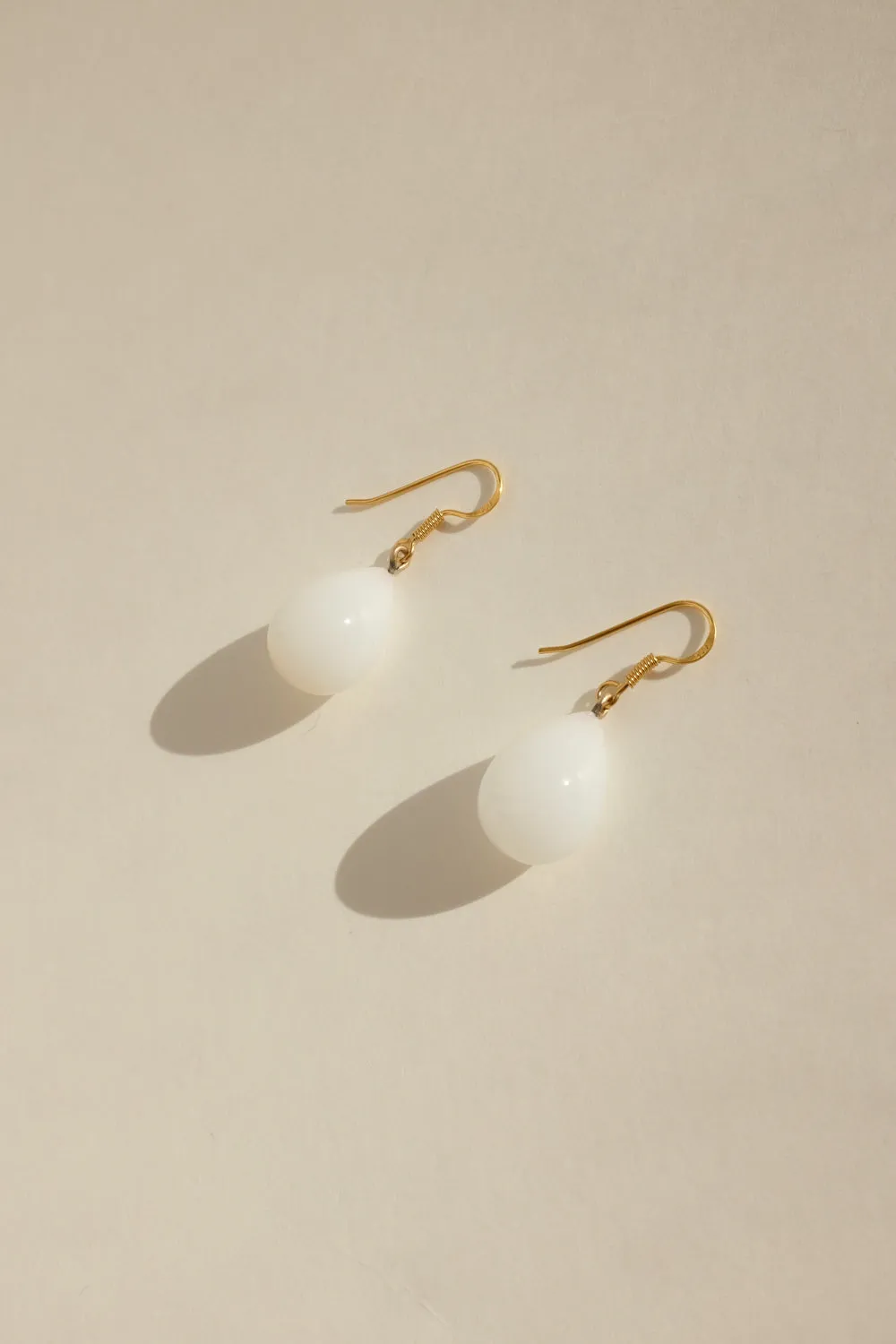 DROP WHITE GLASS VINTAGE EARRINGS