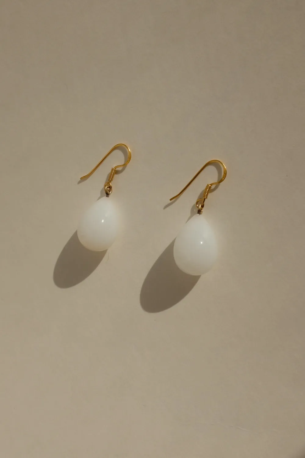 DROP WHITE GLASS VINTAGE EARRINGS