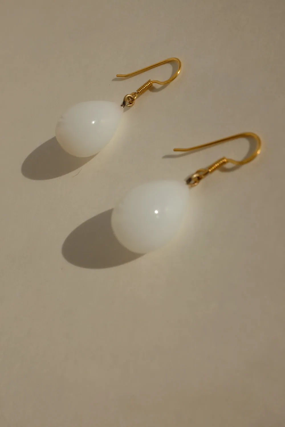 DROP WHITE GLASS VINTAGE EARRINGS